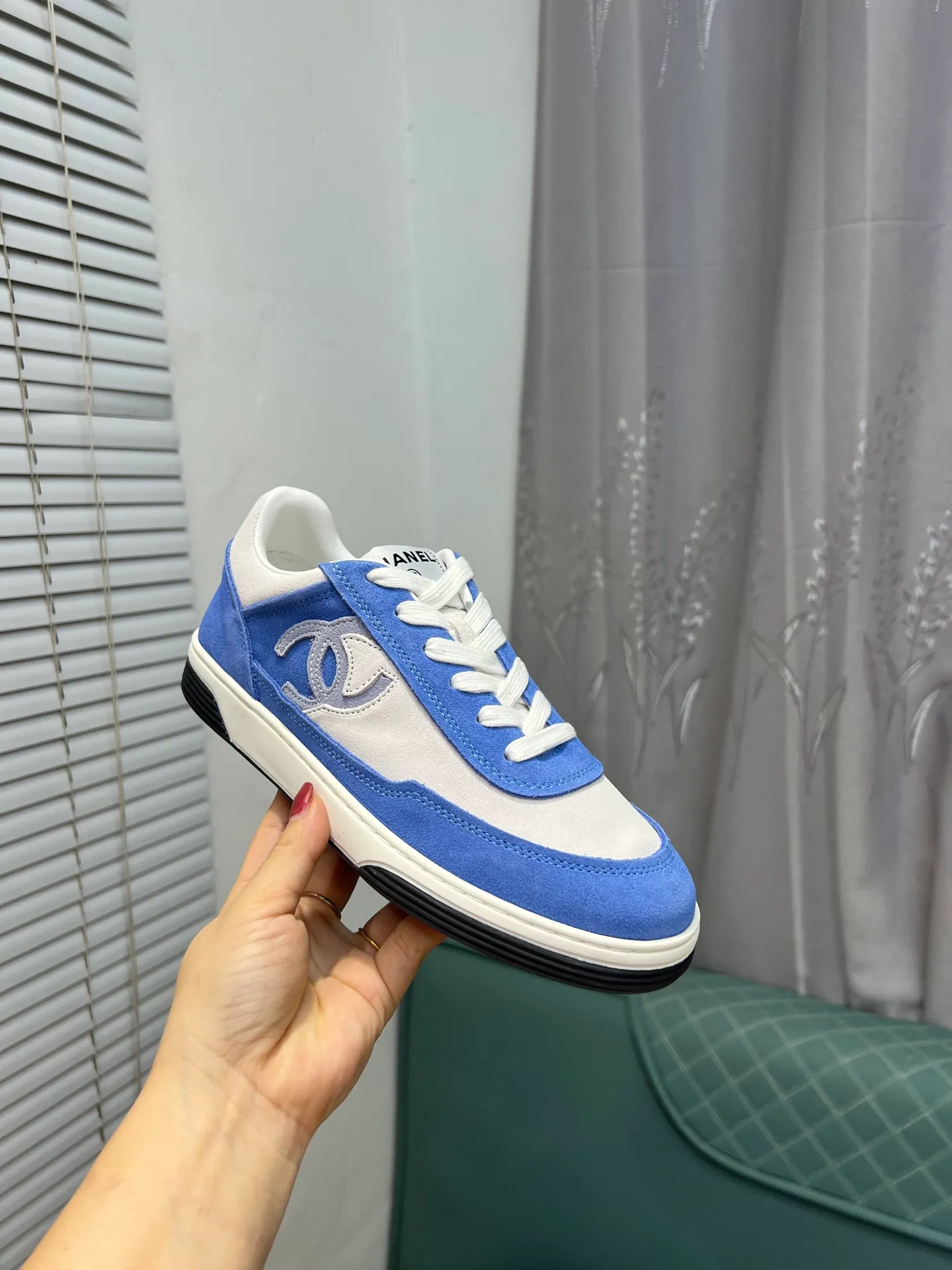 Men's men's shoes 💰620 Exclusive real shot (top version) CHANEL Chanel's new panda sneakers Panda shoes Chanel 2025ss color matching thick-soled casual sports shoes sneakers Counter synchronization The counter is very popular Very difficult to buy a shoe The most popular thick-soled panda shoes on the Internet It is obvious that Xiaoxiang control cannot miss it Simple and versatile white shoes that have both good looks and comfort Thick sole increases height, is super versatile and can be worn with eyes closed😍 Whoever wears it will look better. Upper: calfskin. Lining: imported sheepskin lining. Outsole: TPU original outsole. Size: 35-44 (41 for women, 40 for men, custom made).